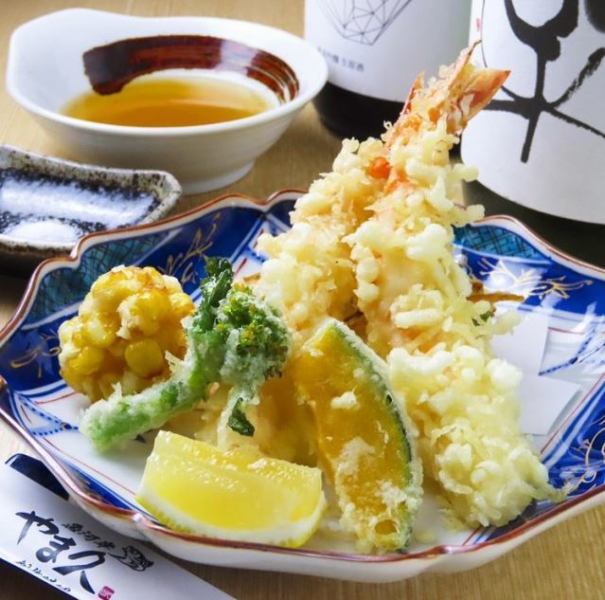 [A shop for fish lovers] The recommended menu changes according to the season. The picture is a freshly fried tempura plate