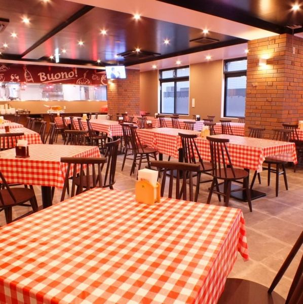 レンガの壁と照明が温かい印象の店内。広々とした店内とオープンキッチンで急な大人数のパーティーにも対応◎120名様までOKでマイクも完備しており、二次会・各種宴会・同窓会・パーティーなど様々シーンでご利用いただけます！フロアの半分を貸切ることも可能ですので、詳細やご不明点はお気軽にお問い合わせください。