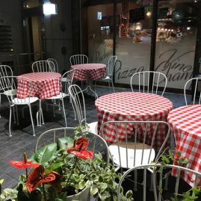 開放的な空間でお楽しみいただけるテラス席もご用意しております！自然の風を感じながら、ゆっくりした時間をお過ごしいただけます。さらに、テラス席はペット同伴が可能です！大切な家族の一員であるペットと一緒に楽しむことができます。心地よいテラス席で、特別で素敵なひと時をお過ごしください♪