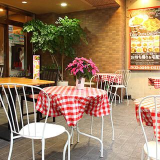 ペット同伴可のテラス席を完備しております。ペットと一緒だからとお店の料理や雰囲気に妥協することなく、本格イタリアンを堪能しながらランチやディナーも家族の一員であるペットと一緒にお楽しみいただけます！開放感のあるテラス席で気分転換しながら日々の疲れをリセットし、のんびり陽の光を浴びてお過ごしください◎
