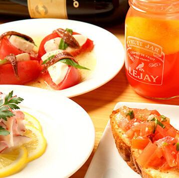 カプレーゼ、タコのマリネ、トマトとバジルのブルスケッタ