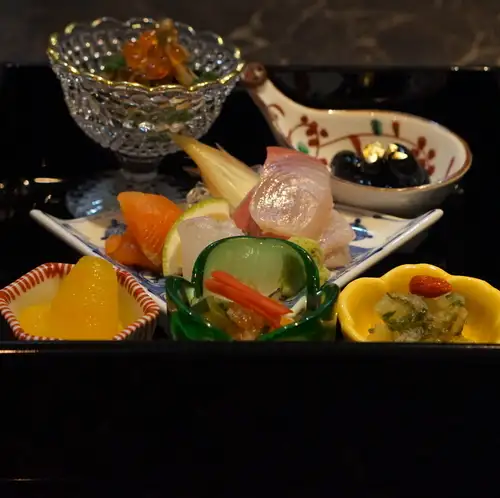 【お昼時に】彩り箱膳 3300円(税込)