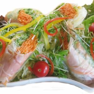 Fresh spring roll salad with prawns