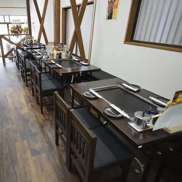 お昼も夜も、気軽に立ち寄れるカジュアルな雰囲気です。テーブル席も多数！ 上尾 上尾駅　駅近　食べ放題　飲み放題　鉄板焼き　肉　魚介　お好み焼き　もんじゃ焼き　ステーキ　サークル大学　社会人 サークル貸切　誕生日　記念日　家族会　歓送迎会　