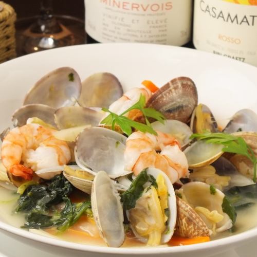 Steamed clams and shrimp with wine