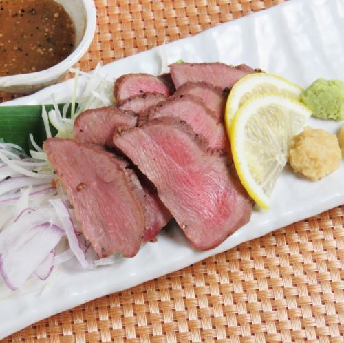 Thick sliced beef tongue cooked at low temperature ~ Salt sauce and plenty of condiments ~