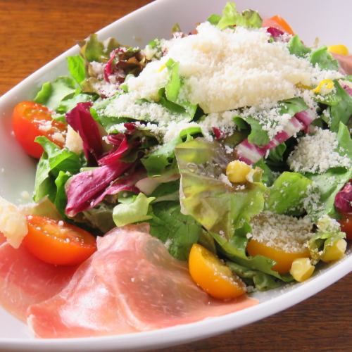 Caesar salad with prosciutto and crispy cheese