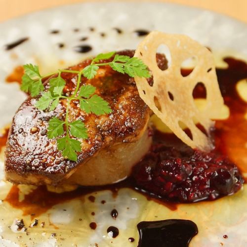 Foie gras sauteed caviar with balsamic vinegar and truffle sauce