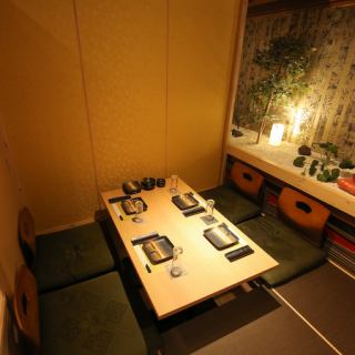 这是一个可用于娱乐和晚餐聚会的房间。