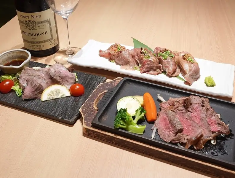 我们的推荐:3小时畅饮◇包含日本黑毛和牛西冷牛排和国产烤牛肉的十道菜套餐“枫之套餐” 6,500日元