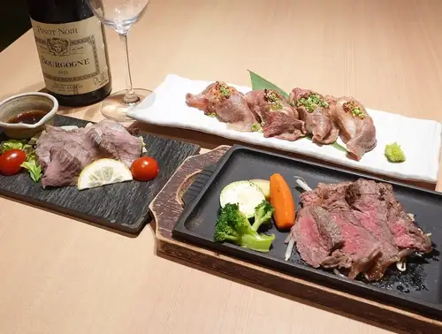 我们的推荐:3小时畅饮◇包含日本黑毛和牛西冷牛排和国产烤牛肉的十道菜套餐“枫之套餐” 6,500日元