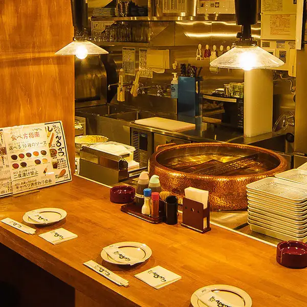 鮮食材、老舗店のパン粉、当店オリジナルの10種類の特性ソース。全てにこだわった揚げたて串かつはやみつきになること間違いなし！揚げたてサクサクの串かつに相性抜群の10種類のソースは自分好みにブレンドしてカスタマイズできます。