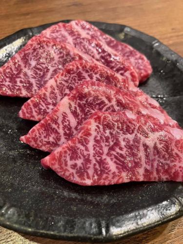 【미야자키 소 카이노미 2,480엔】
안녕하세요! 오미야 홀 술입니다 🍶
오늘은 와규 카이노미 입하했습니다!

카이노미는 장미와 지느러미 사이의 희귀 부위!
부드러운 육질로 양쪽 모두를 동시에 즐길 수 있습니다 🤤
이쪽도 소금과 와사비로 드세요 ✨

#오미야 음식 #오미야 #숯불 불고기 #야키니쿠 #호르몬구이
#호르몬 #칠륜 #숯불구이 #와규 #카시라 #미야자키소
#사이타마 음식 #사이타마 #남은 #호피 #카이노미
#여름야채 #토마토 #술집 #wagyu #미스지 #미야자키
