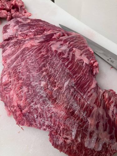 【미야자키 소 카이노미 2,480엔】
안녕하세요! 오미야 홀 술입니다 🍶
오늘은 와규 카이노미 입하했습니다!

카이노미는 장미와 지느러미 사이의 희귀 부위!
부드러운 육질로 양쪽 모두를 동시에 즐길 수 있습니다 🤤
이쪽도 소금과 와사비로 드세요 ✨

#오미야 음식 #오미야 #숯불 불고기 #야키니쿠 #호르몬구이
#호르몬 #칠륜 #숯불구이 #와규 #카시라 #미야자키소
#사이타마 음식 #사이타마 #남은 #호피 #카이노미
#여름야채 #토마토 #술집 #wagyu #미스지 #미야자키