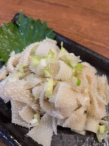 【白センマイ刺し　880円】
こんにちはー！大宮ホル酒です🐂
おつまみにオススメなのが白センマイ刺し！
コリコリした食感の白センマイをネギだれで下味して自家製酢醤油でお召し上がり頂きます！
サッパリ食べられて暑い日も食欲が沸いてくる😋

ミノ刺し、ハツ刺しもご用意しております！
是非是非皆さまホル酒で肉刺しつまみに一杯どうぞ🀄️

#大宮グルメ　#大宮　#炭火焼肉  #焼肉　#ホル酒 ＃大宮#焼肉#焼肉グルメ#埼玉グルメ
#レバテキ #下町グルメ#埼玉焼肉 #肉スタグラム#赤身#グルメ好きな人と繋がりたい #ホルモン#牛タン #カルビ#ハラミ#上ハラミ#せんべろ＃飯テロ＃手作り＃ご飯#レバー#昭和レトロ＃お疲れ様#おひとりさま＃会社飲み#飲み会