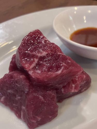 【赤身角切り　980円】 
こんにちはー！大宮ホル酒です🐂
「お肉は食べたいけど霜降りはちょっと…」
という方にオススメなのがこちら！
新鮮な雌牛のロースを一口サイズの角切りにしました⭕️

焼き加減はお好みで、ニンニク醤油でお召し上がり下さい🤤

ホル酒はお盆も朝5時まで営業中！
赤身をつまみに一杯どうぞ🀄️

#大宮グルメ　#大宮　#炭火焼肉  #焼肉　#ホルモン焼き 
#ホルモン　#七輪　#炭火焼き  #和牛　#かしら 
#埼玉グルメ　#埼玉　#南銀　#赤身  #牛肉  #wagyu