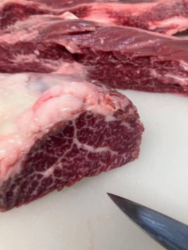 【和牛ハラミ入荷してます】
こんにちはー！大宮ホル酒です🐂
本日も新鮮な和牛ハラミ入荷しております！
(ホル酒では和牛ハラミを上ハラミ、和牛以外は並ハラミでお出ししています)

柔らかな食感と適度に入ったサシはハラミの王様👑
卵黄ダレに付けても、わさびで食べても美味しくお召し上がり頂けます🤤

毎日暑い日が続きますがホル酒で美味しい焼肉とホルモンを食べて夏を乗り越えましょう🀄️

#大宮グルメ　#大宮　#炭火焼肉  #焼肉　#ホルモン焼き 
#ホルモン　#七輪　#炭火焼き  #和牛　#かしら 
#埼玉グルメ　#埼玉　#南銀　#ホッピー　#スタミナ 
#夏野菜　#トマト　#居酒屋　#wagyu  #ハラミ