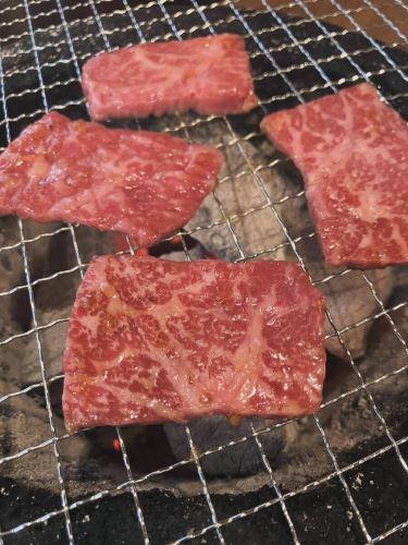 【上ロース　1580円】
こんにちはー！大宮ホルモン酒場です！
ホル酒の焼肉へのこだわりは…
「お肉は注文が入ってから切る」
塊肉を仕入れてサク取りしておき、ご注文が入ってから1枚ずつ手切りでカットをしています。
(混雑時は少しお待たせします、申し訳ございません)

美味しいお肉を新鮮なままで食べて頂けるよう今日も張り切って仕込みました🤤
「決して安くは無いけどコスパの良いお店」
を目指してこれからも頑張って参ります🔥

今日は大分から和牛ロースが届いております！
まだまだ暑いのでスタミナ焼肉つまみに一杯どうぞ🀄️

#大宮グルメ　#大宮　#炭火焼肉  #焼肉　#ホル酒 ＃大宮#焼肉#焼肉グルメ#埼玉グルメ
#レバテキ #下町グルメ#埼玉焼肉 #肉スタグラム#赤身#グルメ好きな人と繋がりたい #ホルモン#牛タン #カルビ#ハラミ#上ハラミ#せんべろ＃飯テロ＃手作り＃ご飯#レバー#昭和レトロ＃お疲れ様#おひとりさま＃会社飲み#飲み会#大分 #大分牛 #wagyu #和牛