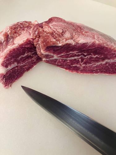 【和牛ツラミ(ほほ肉)  980円】
こんにちはー！大宮ホル酒です🍶
珍しい部位のツラミ入荷してます！
ほほ肉というと硬いイメージがありますが和牛のほほ肉は程よく柔らかな食感で肉の旨味がしっかり味わえます🤤

店名はホルモン酒場ですが焼肉も充実！
定番のタン、ハラミの他にロースやカルビにサガリも人気です✨

大宮で朝7時まで美味しい肉と新鮮なホルモンが楽しめるホル酒で今宵もお待ちしております🀄️

#大宮グルメ　#大宮　#炭火焼肉  #焼肉　#ホル酒 ＃大宮#焼肉#焼肉グルメ#埼玉グルメ
#レバテキ #下町グルメ#埼玉焼肉 #肉スタグラム#赤身#グルメ好きな人と繋がりたい #ホルモン#牛タン #カルビ#ハラミ#上ハラミ#せんべろ＃飯テロ＃手作り＃ご飯#レバー#昭和レトロ＃お疲れ様#おひとりさま＃会社飲み#飲み会　#wagyu #和牛