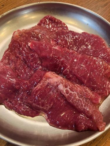 【和牛ツラミ(ほほ肉)  980円】
こんにちはー！大宮ホル酒です🍶
珍しい部位のツラミ入荷してます！
ほほ肉というと硬いイメージがありますが和牛のほほ肉は程よく柔らかな食感で肉の旨味がしっかり味わえます🤤

店名はホルモン酒場ですが焼肉も充実！
定番のタン、ハラミの他にロースやカルビにサガリも人気です✨

大宮で朝7時まで美味しい肉と新鮮なホルモンが楽しめるホル酒で今宵もお待ちしております🀄️

#大宮グルメ　#大宮　#炭火焼肉  #焼肉　#ホル酒 ＃大宮#焼肉#焼肉グルメ#埼玉グルメ
#レバテキ #下町グルメ#埼玉焼肉 #肉スタグラム#赤身#グルメ好きな人と繋がりたい #ホルモン#牛タン #カルビ#ハラミ#上ハラミ#せんべろ＃飯テロ＃手作り＃ご飯#レバー#昭和レトロ＃お疲れ様#おひとりさま＃会社飲み#飲み会　#wagyu #和牛