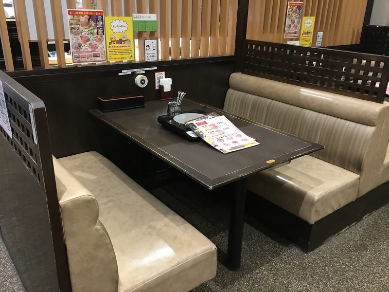 4名様までゆったりとお寛ぎいただけるテーブル席をご用意しております。テーブルは広々とお使いいただけるので女子会でのランチやご家族でのお食事など様々なシーンでご利用いただけます。