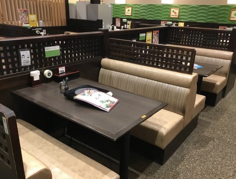 落ち着いてお食事していただけるテーブル席をご用意しております。お席も広々とお使いいただけますので様々なシーンでご利用いただけます。人数などのご相談もお気軽にご連絡ください♪