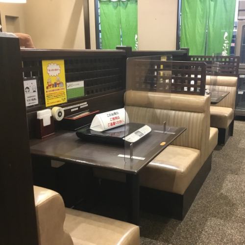 広々と使えるテーブル席。