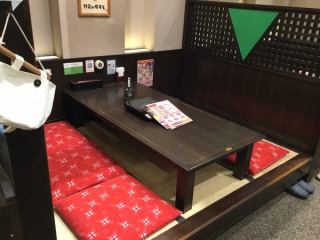 ご家族様でのお食事や女子会ランチなど様々なシーンでご利用可能！6名様までお座りいただけるお座敷をご用意しております。お席は広々とお使いいただけますのでゆっくりとお食事をお愉しみください。