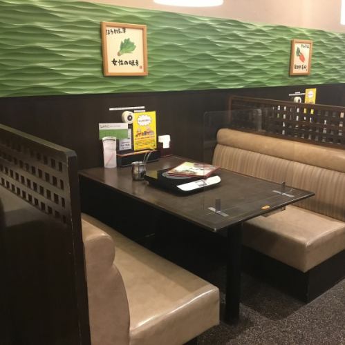 女子会や会社の飲み会等にも安心のテーブル席をご用意。