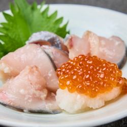 新鮮魚肉佐以鹽曲和鮭魚籽
