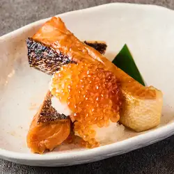 烤鮭魚佐磨碎的鮭魚籽