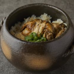 用中型陶罐烹調的蠔油飯