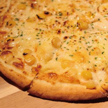 Tuna mayonnaise and corn pizza