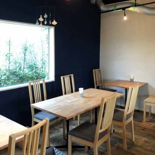 [For parties of 5 to 8 people] A large table is provided in the center of the store so that even a large number of people can have a good time.It can be used by up to 8 people, so it is perfect for small parties ♪