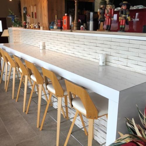 [Fashionable counters for dates] The counter seats, which have a stylish and clean off-white appeal, are also popular for dates.Enjoy a special course and wine for dinner◎