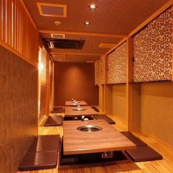 The partitions can be removed from the sunken kotatsu seats, allowing large groups to enjoy private yakiniku.★