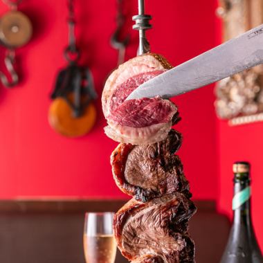 A real chef cuts in front of you! You can eat the popular Japanese black beef Churrasco ♪