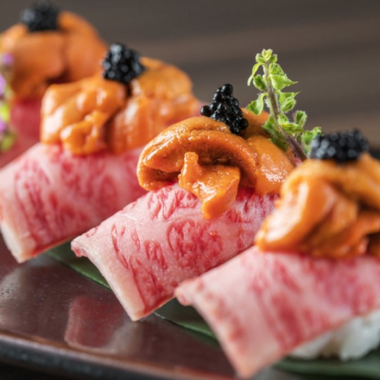 成為社群媒體熱門話題的肉類自助壽司♪裡面裝滿了海膽和鮭魚子…