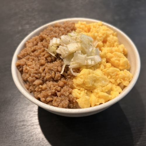 수제 닭 소보로 덮밥