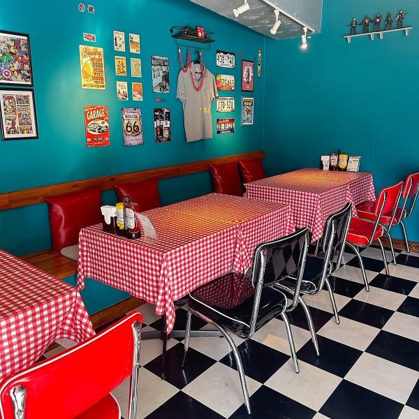 [Table seats] The interior of the restaurant is modeled after a retro diner from the 50s and 60s, with the theme "It's like a scene from a movie!"The interior, with its pop-style walls and playful decorations, is popular with female customers.Perfect for girls' nights, dates, anniversaries, etc.We also offer a birthday cake and photo gift to customers celebrating their birthdays.