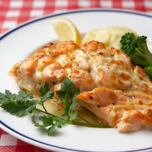 Grilled salmon with lemon