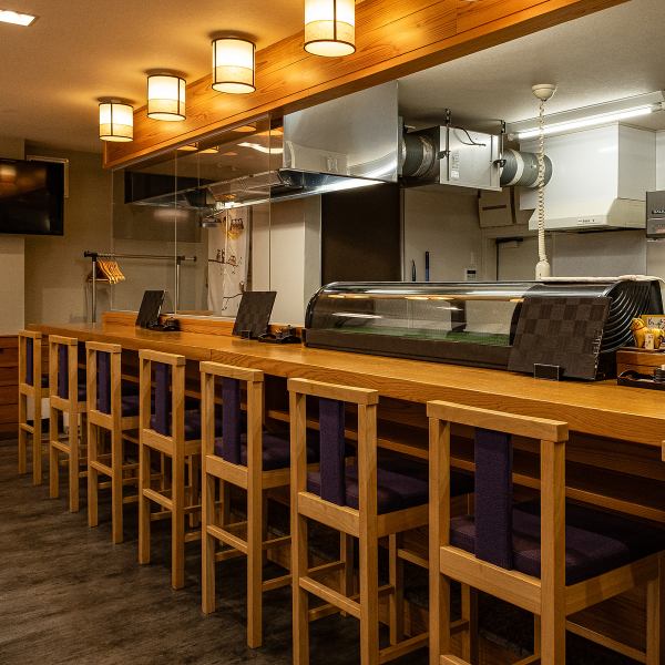 店内にはお一人様でも気軽にご利用いただけるカウンター席を8席ご用意しております。目の前で調理される様子を眺めながらゆったりとした時間をお過ごしいただけます。お仕事帰りのサク飲みやデートなど少人数でのご利用にもぴったりです。美味しい海鮮料理や種類豊富なお酒と共に至福のひと時をお過ごしくださいませ♪