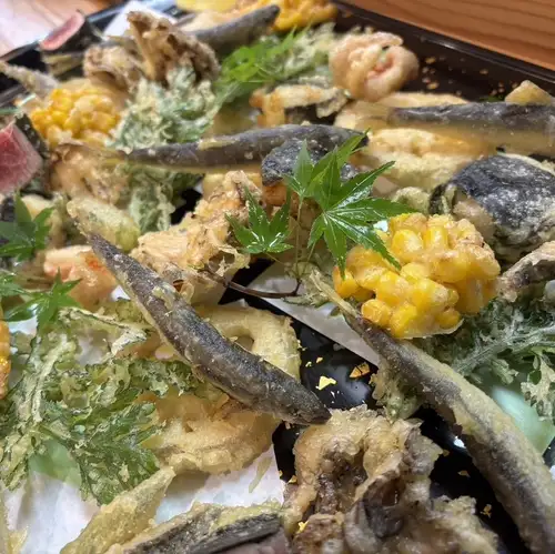 【サクッと食感】おすすめメニューの稚鮎天婦羅。旬の食材を使用した逸品をお好みのドリンクと一緒にどうぞ