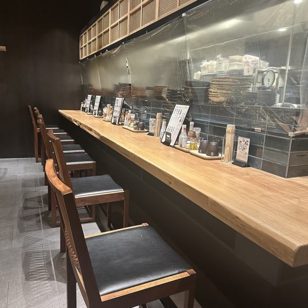 [Single guests are also very welcome!] The counter seats, which are easy to use for a quick drink, are also very welcome for solo travelers★! It's conveniently located right from the station, so it's easy to return home♪