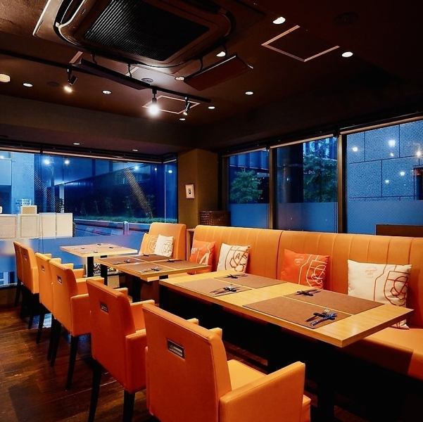 ◆最大14名様までお座りいただけるソファー席◆貸切の場合は最大18名様までご利用可能！黒のタイル張りの壁と個性的なオレンジのソファ席が特徴のオシャレな空間。開放感あふれる窓があるので、ゆったりとお寛ぎ下さい。各種宴会や歓送迎会・忘新年会・団体様・ママさん会などなど幅広いシーンでお気軽にご利用頂けます♪