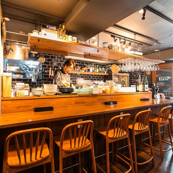 ◆おひとり様もお気軽にどうぞ◆おひとり様メニューご用意あります！おひとり様でも気軽に利用できるカウンター席では、気さくな店主とお話しながらお食事を楽しむことも◎平日17時～19時限定でドリンク￥200OFF、ボトルワイン10%OFF!!のクーポンもございます！落ち着いた空間でゆっくりとお過ごし下さい♪