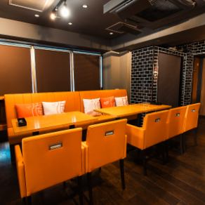 2名様までご利用いただける半ソファーテーブル席