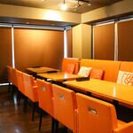 4名様までご利用いただける半ソファーテーブル席