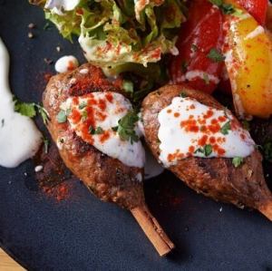 子羊のミンチの串焼き ヨーグルトとハリッサソース