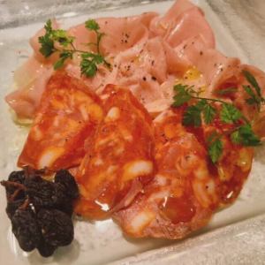 生ハムとサラミの盛り合わせ